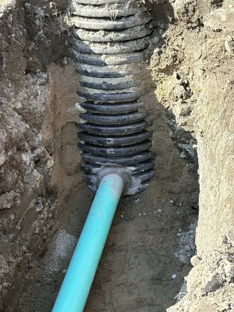 Pipe connection in a drainage trench